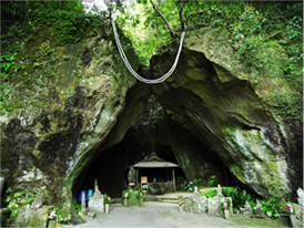 清水の滝がある大洞穴の奥の院